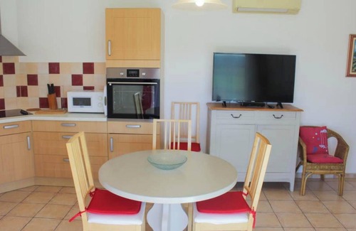 Greoux-les-Bains Cabaña | Gîte 'Le Petit Étang' con piscina compartida, terraza privada y aire acondicionado