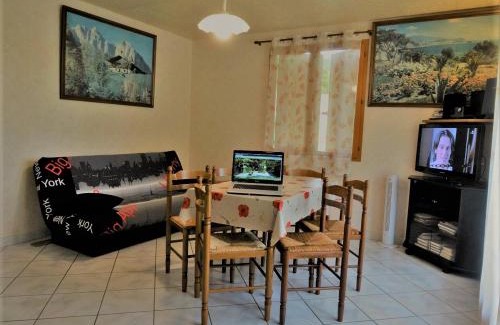 Auriac-du-Perigord Chalet De Esquí | Gite les Acacias - les gites des hauts de vialot