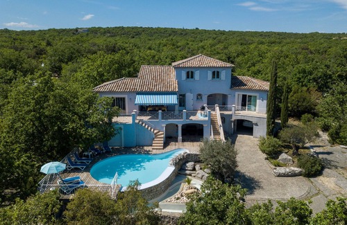 Labeaume Villa | Casa "Ranc de figere" Labeaume. Casa con piscina para 9 personas.