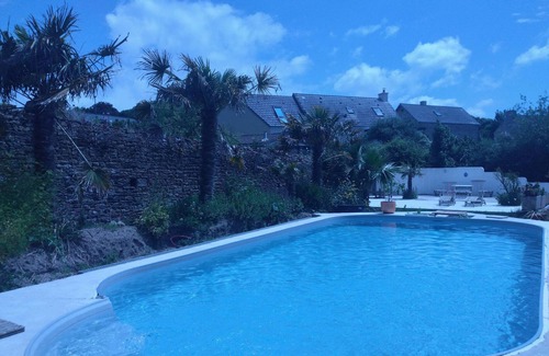 Surtainville Casa | Gîte - parking - pool in summer - sea and stores