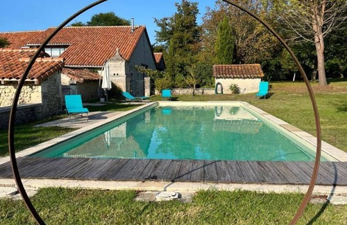 Saint-Paul-Lizonne Cabaña | Gite Saint-Paul-Lizonne, 4 bedrooms, 10 persons