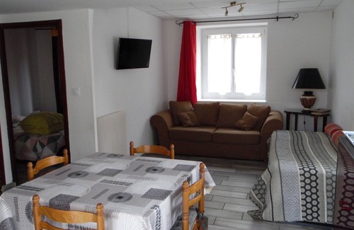 Aveze Apartamento | Gîte Sancy, ground floor apartment in bucolic village. Pets allowed
