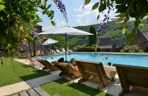 Saint-Cyprien-sur-Dourdou Casa | Casa Rural el gallo en la granja con piscina