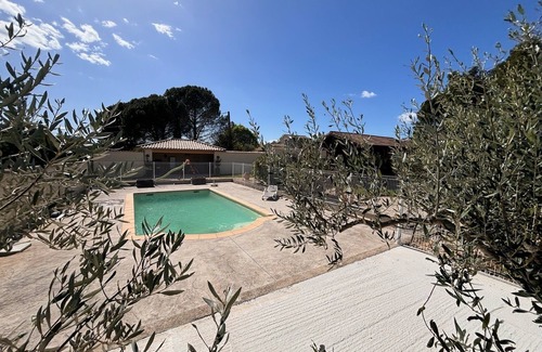 Ruoms Chalet De Esquí | Encantador chalet climatizado con piscina para 6 personas ideal, 8 posibles