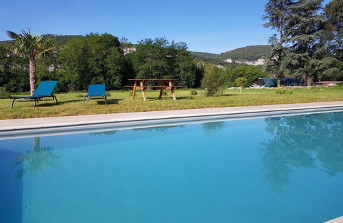 Tour-de-Faure Cabaña | Gîte-Premium-Baño en la habitacion-Vista a la Piscina-Le four à pain