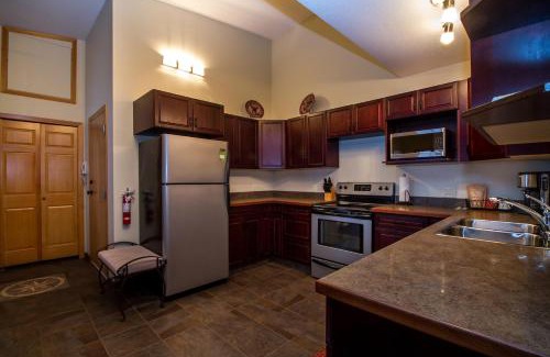 Revelstoke Apartamento | Give Something Back Retreat by Revelstoke Vacations