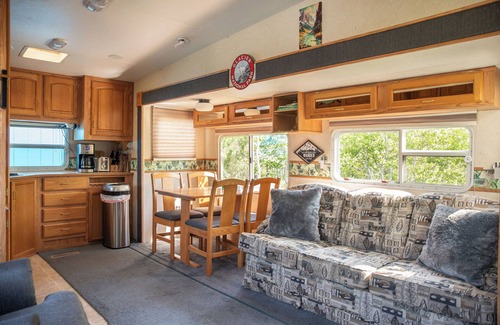 Babb Casa | Glacier Vista - 30’ Glamping Trailer near Glacier Park. Paradise in the forest.