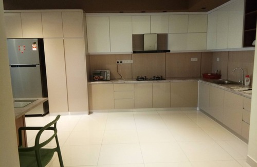 Subang Jaya Condominio | Me alegro de darle la bienvenida! Este es un apartamento completo con 2 habitaciones, 2 baños.