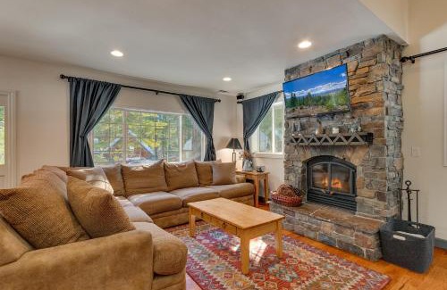 Ridgewood Casa | Glades Getaway by Tahoe Getaways - Charming Pet-Friendly 3 BD North Shore Cabin w Wood Fireplace & Short Drive to Ski Resorts