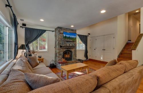Ridgewood Casa | Glades Getaway by Tahoe Getaways - Charming Pet-Friendly 3 BD North Shore Cabin w Wood Fireplace & Short Drive to Ski Resorts
