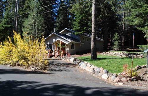 Ridgewood Casa | Glades Getaway by Tahoe Getaways - Charming Pet-Friendly 3 BD North Shore Cabin w Wood Fireplace & Short Drive to Ski Resorts