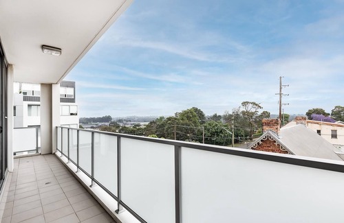Gladesville Apartamento | Gladesville- GLAD1- Monash Road - Sunny 2BR Corner Apartment with Terrace in Monash Hill