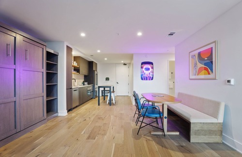 East Cesar Chavez Condominio | Glam DT Penthouse - DT & Lake View! Sleeps 8