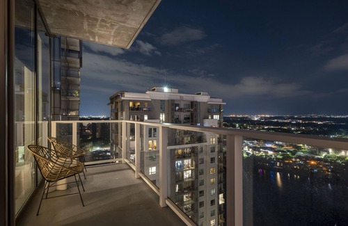 East Cesar Chavez Condominio | Glam DT Penthouse - DT & Lake View! Sleeps 8