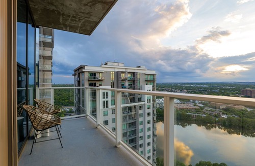 East Cesar Chavez Condominio | Glam DT Penthouse - DT & Lake View! Sleeps 8