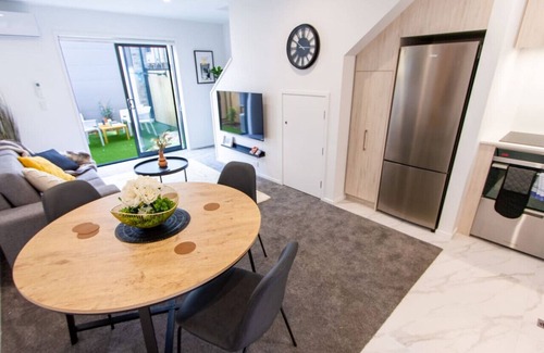 Christchurch City Centre Casa | Glamorous 2 Bed CBD Townhouse with King Bed
