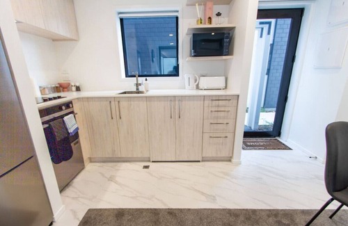 Christchurch City Centre Casa | Glamorous 2 Bed CBD Townhouse with King Bed