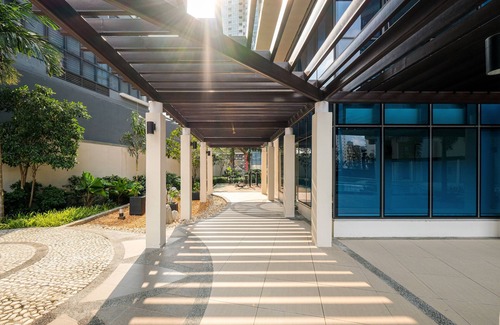 Pinagsama Condominio | Glamorous 3BR Suite with Bathtub in Uptown BGC