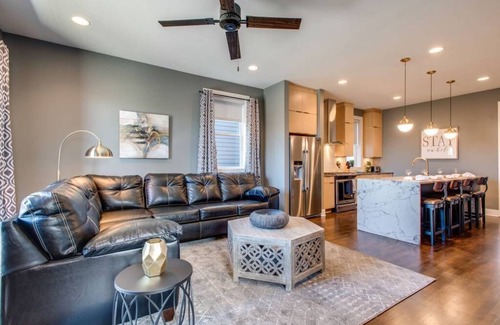 Hadley - Washington Casa | Glamorous Dtown / RFTOP Deck / 11 Beds / 2nd Home Option