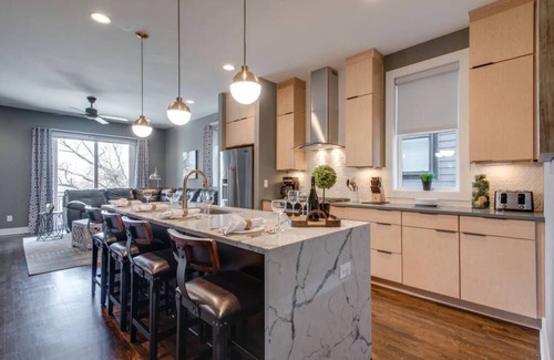 Hadley - Washington Casa | Glamorous Dtown / RFTOP Deck / 11 Beds / 2nd Home Option