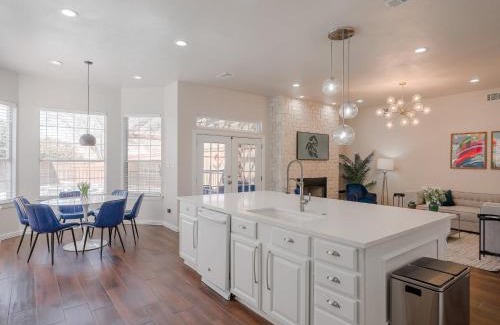 McKinney Casa | Glamorous Mansion w Private Pool and Cinema Room