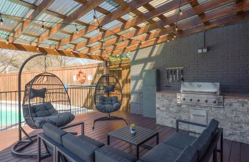 McKinney Casa | Glamorous Mansion w Private Pool and Cinema Room