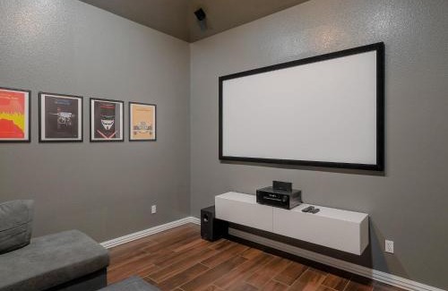 McKinney Casa | Glamorous Mansion w Private Pool and Cinema Room