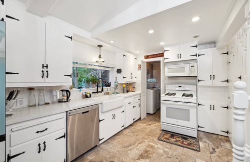 North Hollywood Casa | Glamorous ranch style house near attractions.