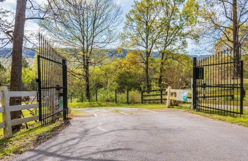 Lookout Valley Neighborhood Association Alquiler De RV | Glamp on Functional Farm w/ pool 15min to Chatt!