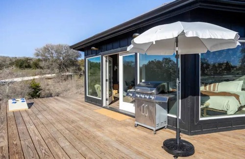 Fredericksburg Cabina | Glamp under the stars with friends, each in your own cabin! Reset in nature
