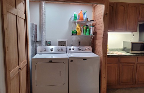 Del Rio Alquiler De RV | Glamping Creekside w/ Private Deck and Bath House