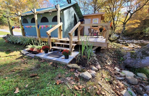 Del Rio Alquiler De RV | Glamping Creekside w/ Private Deck and Bath House