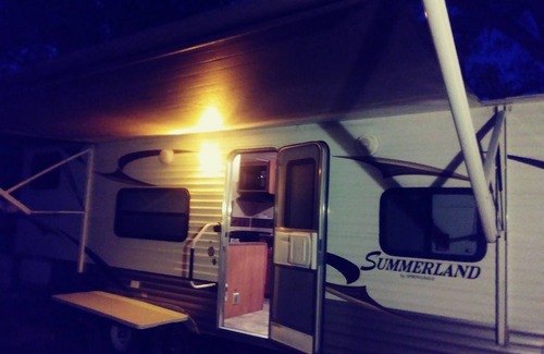 Wills Point Alquiler De RV | Trailer de lujo para vivir y acampar en el lago Tawakoni.
