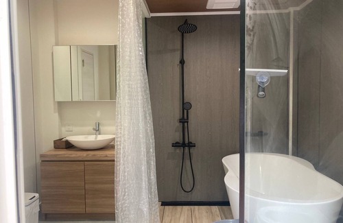 Futtsu Cabaña | Glamping for private use of an entire building! Barbecue & watch a movie on the projector screen on the 16 square meter patio with a view of the Minato River! Accommodates up to 10 people!