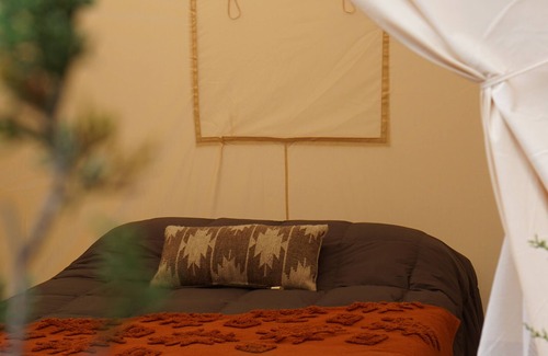 Bandera Alquiler De RV | Glamping: Furnished Queen Bed Tent w/A/C