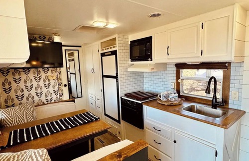 De Soto Casa | Glamping on the Ridge / HOT TUB / Sleeps 4