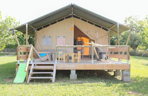 Jayac Alquiler De RV | Glamping 'Safarilodge Tent 1 - 5 Personnes' con terraza privada, jardín compartido y Wi-Fi