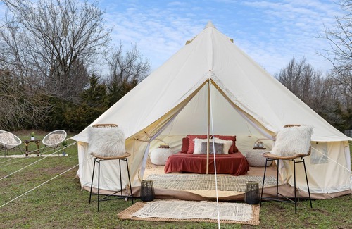 Kansas City Alquiler De RV | Glamping Suite At Watkins C Ranch with 1 Queen Bed