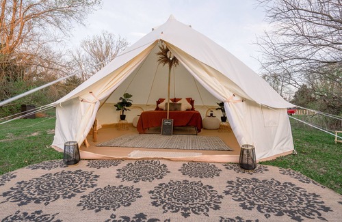 Kansas City Alquiler De RV | Glamping Suite At Watkins C Ranch with 1 Queen Bed