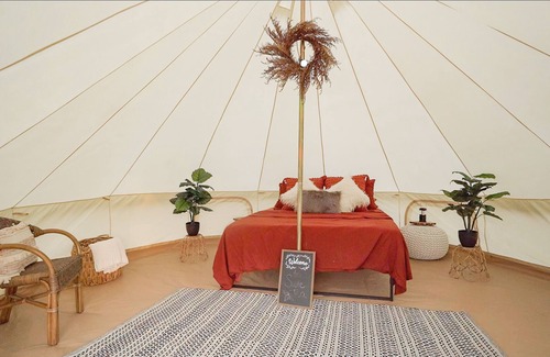 Kansas City Alquiler De RV | Glamping Suite At Watkins C Ranch with 1 Queen Bed