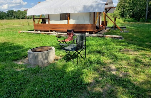 Sundre Alquiler De RV | Glamping tent close to the river by Sundre, Alberta