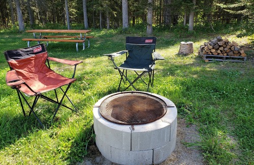 Sundre Alquiler De RV | Glamping tent close to the river by Sundre, Alberta