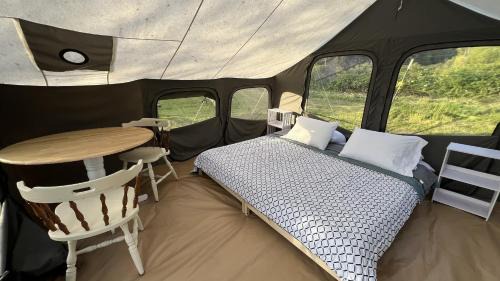 Klamath Otro | Glamping tent on the river