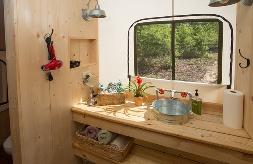 Rupert Cabina | Tiendas de glamping con vista a un lago de 70 acres