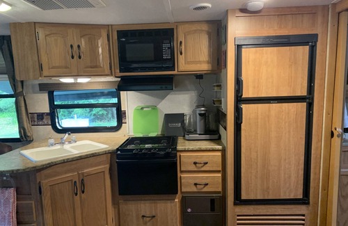 Forestview Cabina | Glamping Yurt & RV/Game Room/Pool, Outdoor Jacuzzi, Sauna, Mini Golf, Chickens!
