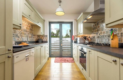Pembroke Casa | Glan y Mor, Holiday Home Freshwater East, Sleeps 6, 3 bedrooms, bathrooms