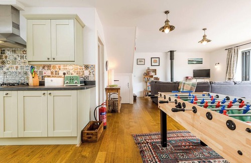 Pembroke Casa | Glan y Mor, Holiday Home Freshwater East, Sleeps 6, 3 bedrooms, bathrooms