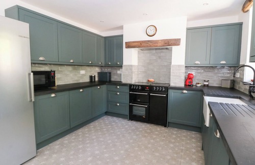 Felindre Farchog Cabaña | GLANDUAD FAWR, pet friendly, with open fire in Newport, Pembrokeshire