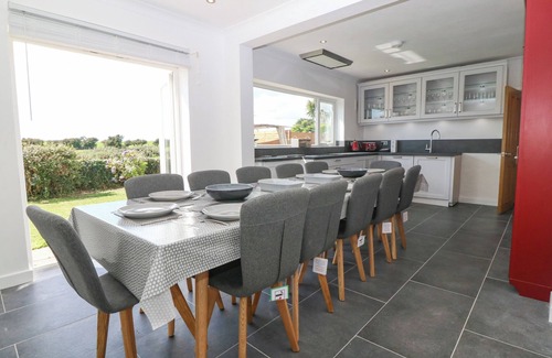 Ty Croes Cabaña | GLANFFRAW, pet friendly, country holiday cottage in Aberffraw