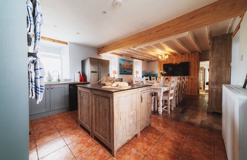 Llanfaelog Cabaña | GLANLLYN BACH, pet friendly, luxury holiday cottage in Rhosneigr